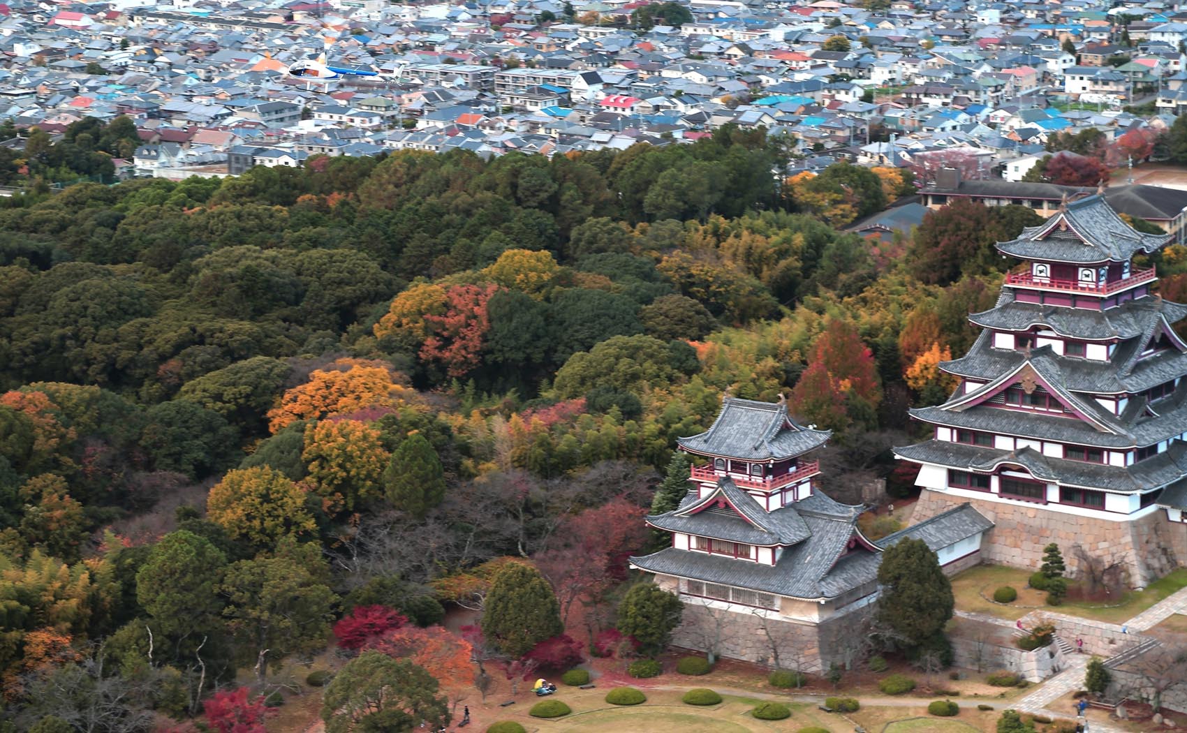 紅葉伏見桃山城上空